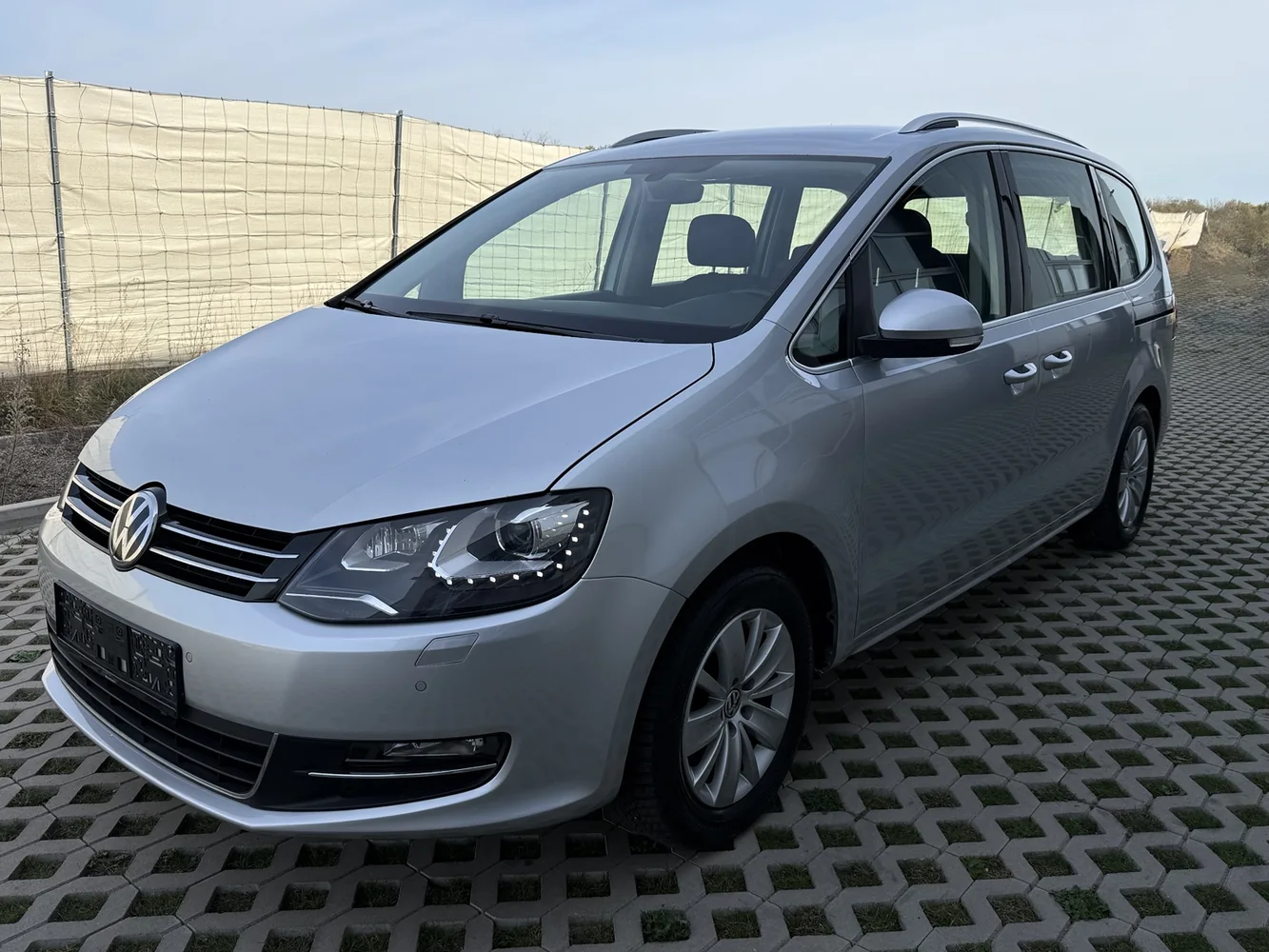 Silberner VW Sharan